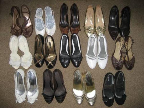 Gelen misafirlerin kap nndeki ayakkablarn dz evirmek