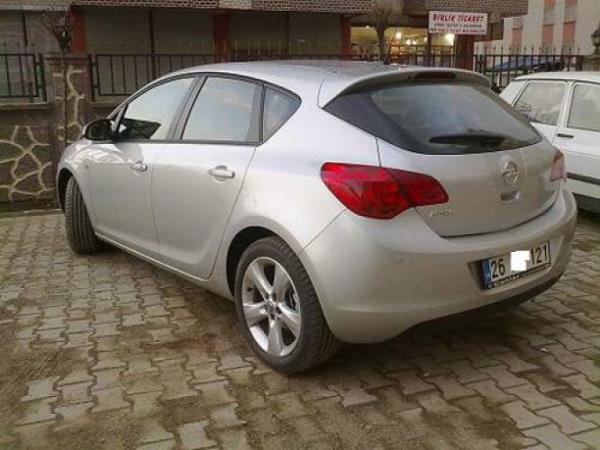 Araba kaymasn diye tekerlein altna ta koymak