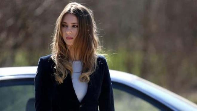 "Elif Eyll" karakteri iin yapmclarla grtn ve rol iin son aamaya kadar geldiini syleyen nsal, ekimlerden hemen nce tercihin zg Namal'dan yana kullanldn belirtti.