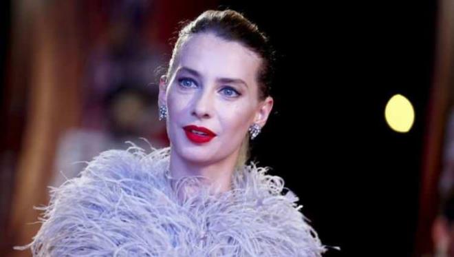 nsal, fenomen dizinin unutulmaz karakteri "Elif" iin ilk olarak kendisiyle grldn aklad.