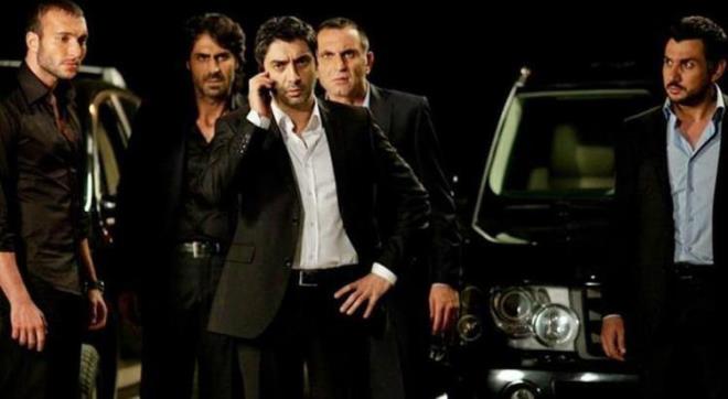 Trk televizyonlarnn en uzun soluklu yapmlarndan biri olarak bir dneme damga vuran "Kurtlar Vadisi", etkileyici yks ve yldz oyuncu kadrosuyla yllar gese de adndan sz ettiriyor. Her detayyla ilgi oda haline gelen fenomen dizi hakknda bir gerek yllar sonra ortaya kt.