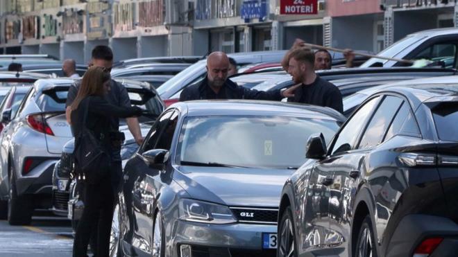 "ARA ALMA ZAMANI U AN"     Galeri sahibi Mustafa elik ise ?Bayram ncesi ilerimizin en hareketli olduu gnlerdir. Fakat u anda bayram ncesinde, burada bayrama bir hafta, 10 gn kald, ama herhangi bir hareket yok. Caddeler bombo. Aralar dolu. Mterilerini bekliyor. Bayramdan sonra da byle devam edeceini dnyorum. Yatrm amal ara almak isteyen mterilerimiz bence zaman diye dnyorum. nk kar marjlar dk. Bence ara alma zaman u an. Karllk gden insanlar iin kar marjl aralarn ykselmesi bekleniyor. Yazn sonlarna doru ara piyasasnn biraz daha ykselecei tahmin ediliyor. Akas yzde 10 ile yzde 12 arasnda bir art bekleniyor" diye konutu.