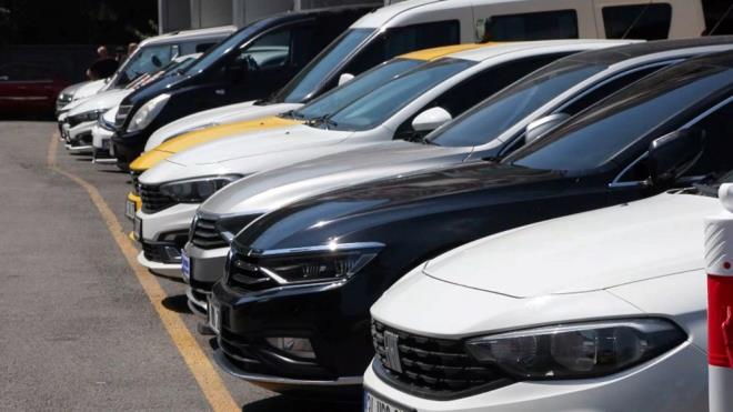 "U ANDA BR PAZARLIK DAH YOK"    Oto galerici Sezer Ate "Sektrn nabzn tutmak iin galeri sitelerimizi geziyorum. Bu sektrn temsilcileriyle gryorum. Sokaklar bombo. Normalde bayram n insanlarn ulaabilecei her marka, her trl ara burada mevcut. Buras insanlar ile dolup tamas gerekirken u anda bir pazarlk dahi yok. nsanlar bir fiyat dahi sormak iin gelmiyorlar. Malumunuz bayram yaklayor. Hareketlenmesi beklenen sektr, hareketlenmedi. Piyasa skm durumda" dedi.