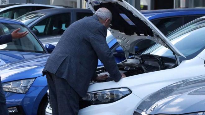 "PYASA U ARTLAR ALTINDA OK KARIIK"    ehir dndan araba almaya gelen Emre zcan unlar kaydetti:    "Piyasa u artlar altnda ok kark. 99 model olan arabay 450 bin liraya sattm. imdi 2015 model bir arabaya biniyoruz. Onu aldmz rakamda 680 bin lira. Bayram ncesi fiyatlar yksek. Fiyatlar yksek oranlara ekilmi."