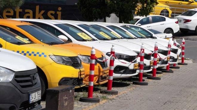 "OK BYK SIKINTILAR VAR"    "nsanlarn krediye ulamas salanarak sektrn bir an nce canlanmas gerekiyor" diyen Ate szlerini yle srdrd:    "u an gzlemlerimize gre 600 bin lira ile 1 milyon 500 bin lira aras fiyat olan ilanlar rabet gryor. nsanlarn alm gcne giriyor. Ama onun stndeki aralarda alm satmda bir zorlanma var. Gerekten sektrde ok byk skntlar var. Yetkililerimizin bir an nce sektr temsilcilerini destekleyerek emlak, otomobil gibi ya da krediye ihtiyac olana bir an nce kredilerin alarak bu sektrlerin canlandrlmas tarafnda gereinin yaplacandan hi phemiz yok" dedi.