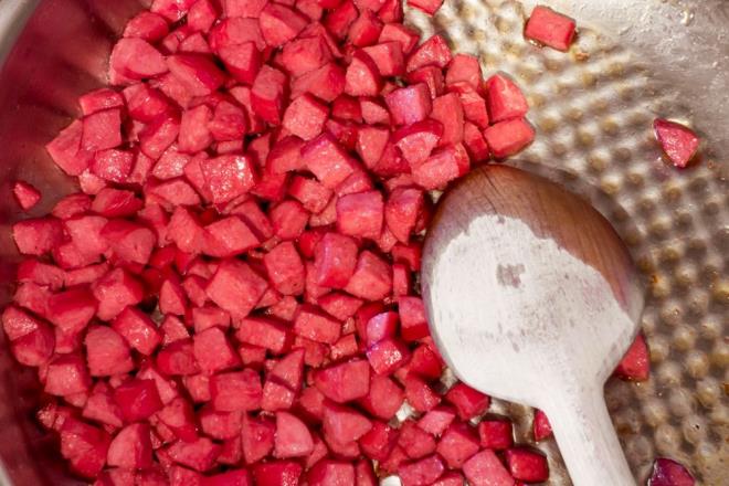 Diyetisyen Dr. John Wesley McWhorter ise, ?2.000 kalorilik bir diyette bu art yalnzca 200 kaloriye denk gelir. Bu da ekersiz kahve yerine aromal bir kahve imek, sade yourt yerine katk maddeli bir yourt semek kadar basit bir tercih olabilir,? dedi.    McWhorter, ara sra bu tr gdalarn tketilmesinin sorun olmadn ancak zamanla salkl gdalarn yerini almasnn ciddi riskler oluturabileceini vurgulad.