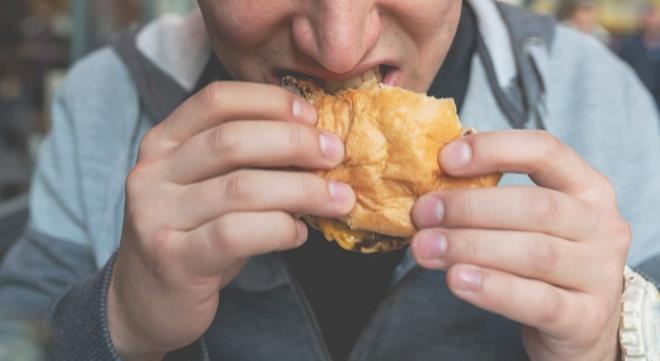 American Journal of Preventive Medicine dergisinde yaymlanan almada, ultra ilenmi gdalarn tketimi ile her nedene bal erken lm arasnda dorudan bir balant kuruldu.    Aratrmann bayazar Eduardo AF Nilson, ?Ultra ilenmi gdalar ne kadar ok tketirseniz, risk o kadar artyor,? diyerek bu gdalarn tehlikesine dikkat ekti.