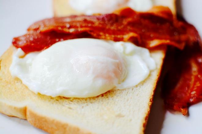 Hamburger ekmei, sosisli sandvi, merubat ve paketli attrmalklar gibi ultra ilenmi rnler, Amerikan diyetindeki kalorilerin yarsndan fazlasn oluturuyor. Ancak bu tercihler, kalp-damar hastalklarndan tip 2 diyabete, ruh sal sorunlarndan obeziteye kadar birok salk sorunuyla ilikilendiriliyor. Uzmanlara gre bu tr gdalar, ABD'deki erken lmlerin yaklak yzde 14?ne neden olabilir.