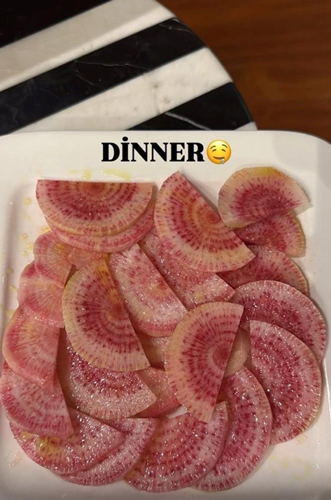 AKAM YEME DE GNDEM OLDU    nl sunucu daha sonra akam yemeiyle adndan sz ettirmiti. kel'in akam yemei tabanda turp yer alyor.