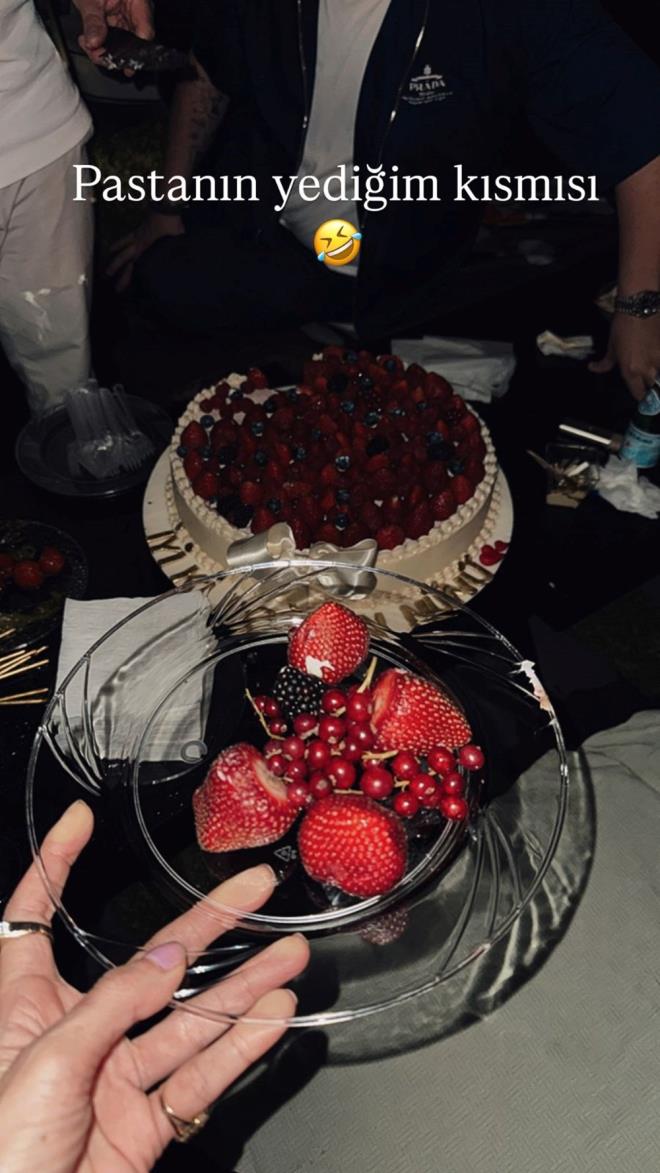 "PASTANIN YEDM KISMI"    nl sunucu, sadece meyve yediini "Pastann yediim ksm" notuyla paylat.