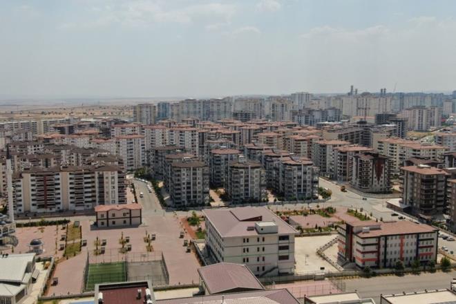 81 LDE DEVREYE GRECEK    "Deer Bilgi Merkezi"nin ilk uygulamas, 2026 ylnn ilk eyreine kadar stanbul?da, 2027 yl ortasna kadar da 81 ilde devreye alnacak.    Uygulamann stanbul?da hizmete alnmasyla kentteki tanmaz ekonomisi effaf ve adil bir ekilde ortaya konmu olacak.