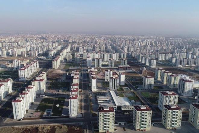 FYAT MANPLASYONUNUN NNE GELECEK    Tanmazn gerek piyasa deerini; kendi mahallesinde ve sokandaki dier tanmazlarla karlatrma yapan, konut arzn ve talebini ile ile, mahalle mahalle analiz edebilen yapay zeka destekli dijital bir ortamda grebilecek.    Yapaca yatrmn ne getireceini, maliyetini, sat fiyat tahminlerini detayl bir ekilde bu sistemden renebilecek.    Bylelikle piyasadaki fiyat maniplasyonlarnn da nne geilmesi hedefleniyor.