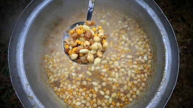 Ayn nem slam kltr ve tarihi srecinde de devam ede gelmitir. Zira slam Hz. brahim?in tebli ettii Hanif dini esaslarnn devam niteliliinde olmas sebebi ile, o gelenein deerlerinin de sahibidir, dolays ile bu ay deerli klan tarihi olaylar nemser. Dier yandan, slam?n zuhurundan sonra da Muharrem ay, dini, sosyal ve tarihi nemi haiz olaylara sahne olmutur.