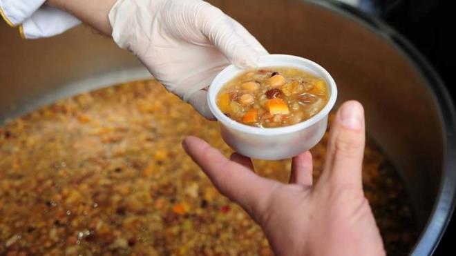 AURE GN TARH    Bilindii zere Hz. Peygamber (s.a.v.) Medine?ye hicret ettiinde orada Arap halkla birilikte yaayan Yahudiler vard. te bu Yahudiler, Hz. Musa ile srail oullarnn, Firavunun zulmnden Are gn kurtulduunu syleyen Yahudileri Hz. Peygamber yalanlamam ve hatta bu ynde olumlu bir tavr sergilemitir. Bunun yan sra tm Sam dinlerde zel bir yere sahip grnen are gn, Cahiliyye Araplarnca da nemli kabul edilmitir. Hatta Resl-i Ekrem?in de peygamberlik ncesi ve sonras dnemde bir sre bu gnde oru tuttuuna dair rivayetlere de rastlanr. Medine dneminde bu orucu mslmanlara tavsiye ettii bilinen bir husustur. Aure Gn ise 5 Temmuz 2025 Cumartesi gn idrak edilecek.