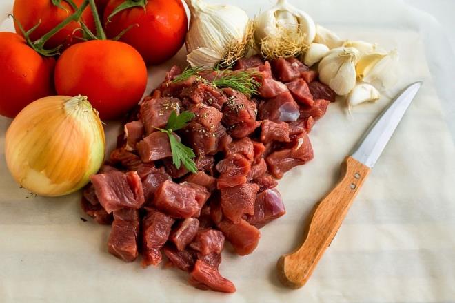 "HAYVANIN SALIKLI OLMASI GEREKYOR"    Kurban pazarlarnda veteriner hekimlerin grev alacan belirten Prof. Dr. Mustafa Tayar, "ncelikle kurban satn alrken, hayvann salkl olmas gerekiyor. Bu nedenle kurbanlar, veteriner ekip kontrolnden gemesi gerekiyor. lkemizde her ehirde oluturulan kurban komisyonlar, hayvan pazarlarnda grev yaparlar. Veteriner hekimler burada hayvanlarn, ya, gebelik ve salk durumlarn kontrol ederler. Bylece kurban kesmeyi dnen kiilerin salkl hayvanlar temin etmesini salarlar. Kurban kesildii zaman da kurban kesim yerine grev yapan meslektalarmz, kesilen kurbanlarda insan sal iin zararl bir hastalk var m, herhangi bir parazit olup olmadn kontrol ederler. Bylece kurbanlk hayvann, insan salna garantileyen bir uygulamadan geer" ifadelerini kulland.