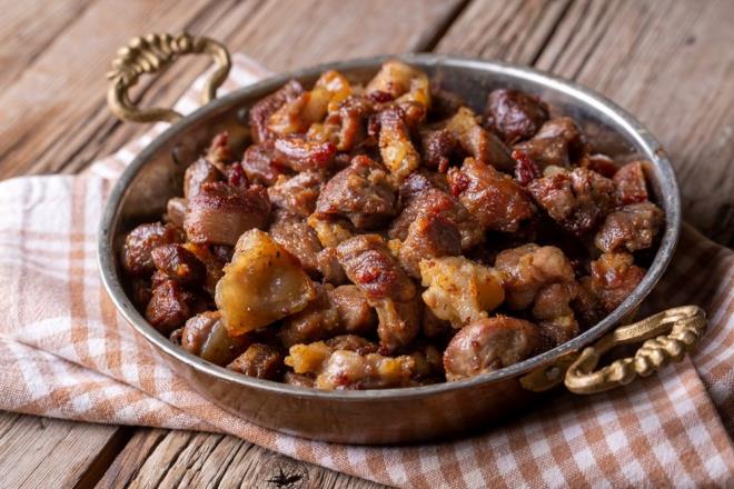 "BU YANLI BR GELENEK"    Kurbann kesilmesinden hemen sonra etinin kahvaltda yenmesinin gelenek haline geldiini belirten Tayar, "Kurbann kesildikten hemen sonra yenmesi, bu yanl bir gelenek. Normalde gdalar taze olarak tketilir. Bu kurban sonras kesilen etler iin geerli deil. nk o et, kas halinde olduu iin insanlarda sindirim problemine neden olup sala zarar verir. Bu nedenle kurban eti ile kahvalt yapmay 2 gn ertelememiz gerekir. Mutlaka kurbandan kahvalt yaplacaksa, o da cieri ve dier sakatatlar ile olabilir. Veya kurbandan 1-2 gn nce alnacak 150 gramlk et de o ihtiyacmz giderebilir" dedi.