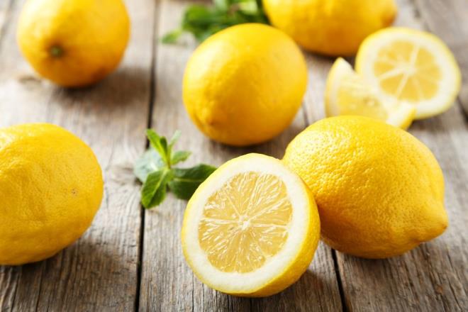 Salatalarnza, yemeklerinize ya da orbalarnza limon suyu ekleyerek de faydalarn artrabilirsiniz. Ayrca limonlu aylar, meyve infzyonlar ve limonlu buz kpleri gibi alternatifler de tercih edilebilir.    Bilim insanlarnn aklamalarna gre, limonun bu benzersiz salk faydalar, onu salkl yaamn vazgeilmez meyvesi yapyor.