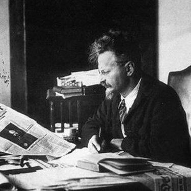 Leon Trotsky - 1920'li yllarda sol grn bataki temsilcilerinden Leon, Joseph Stalin'in en byk rakibiydi ve Sovyetler Birliinden srgn yedi bu sebepten. Meksika'da yaamaya balayan Trotsky burada Marksizmi retmeye ve Stalin aleyhine konumaya devam etti. 20 Austos 1940'da ise Stalinin bir ajan olan Ramon Mercader Trotsky'nin evine bir makale zerine tartmak iin gitti. Trotsky makaleleri ararken Mercader cebinden kard bir buz krcy kafatasna saplayverdi. Orada cann vermeden nce Trotsky "Bu adam sakn ldrmeyin ondan reneceklerimiz var" dedi. En mehur Marksistlerden Trotsky ise bir gn sonra beyin zedelenmesi yznden ld.