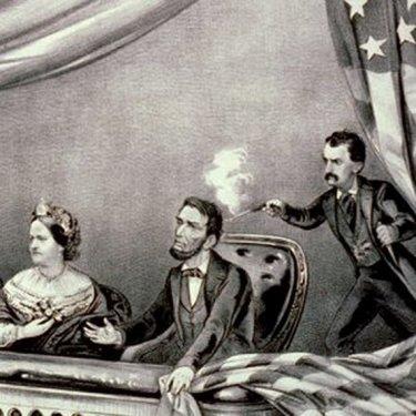 Abraham Lincoln - Tarihteki en bilinen suikastlerden biri Jon Wilkes Booth ve arkadalarnn Abraham Lincoln iin planladklardr. Amerikadaki i sava durumundan memnun olmayan bir grup Lincoln'n Beyaz Saray konumas sonras daha da fkelenmiti. Lincoln baz belirli zencilere oy verme hakknn verilmesini destekleyeceini belirtti. Bu konuma, kalabalktaki gney sempatizan ve Bakan&#8217;n temsil ettii her eyden nefret eden aktr John Wilkes Booth&#8217;u olduka fkelendirdi ve Bakan&#8217; ldrmeye kesin karar verdi. 14 Nisan 1865&#8217;de Lincoln&#8217;lar "Amerikal Kuzenimiz" adl oyunu seyretmek iin Ford Tiyatrosu&#8217;ndaydlar. Oyun srasnda Booth tiyatroya geldi, arkadan gizlice eref locasna girdi ve saat 22:15&#8217;te Bakan Lincoln&#8217;a kafasnn arkasndan ate etti. Bakan yaral halde caddenin karsndaki Peterson House&#8217;a gtrld. Ertesi gn saat 07:22&#8217;de hayata gzlerini yumdu. Bu olay, Amerika&#8217;daki ilk bakan suikast olarak tarihe geerken halk byk zntye bomutu.