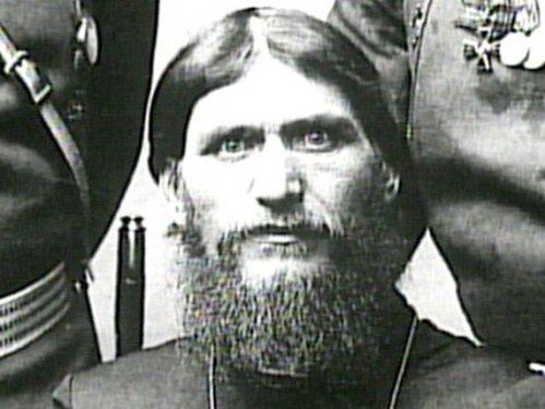 Grigori Rasputin - Rasputin&#8217;in yaam kadar lm ekli de enteresan noktalar iermektedir. ar&#8217;n ordularn bana, cepheye gittii dnemde Rasputin dier hanedan mensuplar ile birlikte sarayda bulunmaktayd. ar, dorudan einden ald mektuplarla lkeyi ve savalar ynlendiriyordu. Bu durum nce sarayda daha sonra da halk arasnda yaygn sylentilere ve tepkilere, moral bozukluklarna yol ayordu. hanedan mensuplarnn Rasputin&#8217;den duyduklar rahatszlk had safhaya ulam ve onu ortadan kaldrmak iin planlar yaplmaya balam. Felix Yussupov isimli Tatar kkenli hanedan mensubu bir prens bu ie n ayak oldu ve dier komplocu arkadalar ile beraber bir plan kurdular. Yussupov ve Rasputin beraberce yemee giderken Yussupov onu ncelikle sohbet etmek amac ile bir odaya ald. Burada nceden siyanrle hazrlanm kurabiyeler bulunmaktayd. Her ne kadar bir kurabiye iersindeki zehir dozu bir insan ldrecek miktarda olsa da hazrlanan arabn da iine siyanr konuldu. Rasputin iki kurabiye yedi ve arapdan da bir bardak iti. Ancak zaman gemesine ramen herhangi bir etki grlmyordu. Panie kaplan Yussupov odadan arkadalarnn yanna kt ve plann ie yaramadn syledi. Bu defa da ona bir silah temin edildi. Yussupov Rasputin&#8217;in yanna geri dnd ve silahn bir el ateledi. Rasputin yere ylmt.