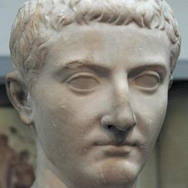 Tiberius Gracchus - Milattan nce 2. yzylda Romal bir politikac olan Tiberius Gracchus tarmsal bir reformu kanun olarak onaylatmak iin dile getirince politik bir alkantya sebep oldu. Seim gn kazanm olduu bu zaferin onu lme srkleyeceinden habersizdi. Silahl korumalarla geldii senatoda dvlerek ldrld. Senatrler ellerine geen sandalye ve sert cisimlerle onu ldrdler. Daha sonra ise Tiber Nehrine attlar. Senato dnda bekleyen yzlerce taraftar ise orackta ldrld.