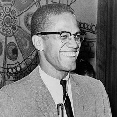 <P>Malcolm X - ABD'li siyaset adam, mcahit ve siyah haklarnn en nemli savunucularndan biriydi. Malcolm X ya da Mslman olduktan sonraki adyla Malik ahbaz, 1946-52 yllar arasnda hayatn hapishanelerde geirdi. 1962 ylna kadar da, Amerikada zenci Mslmanlarn nderi olan Elijah Muhammed'in en yakn adam ve eylemin en etkili konumacsyd. Fakat 1962den sonra slmiyeti iyice renmi, Elijah Muhammed'in peygamberlik iddiasna ve rklna kar kmt. 1964 ylnda hacca gitti. Orada dnyann her yanndan gelen Mslmanlarla grp tanarak, btn beyazlarn Amerikadakiler gibi olmadn rendi. Tunus, Cezayir gibi birok Mslman lkelerini dolat. Amerikaya dndnde unlar sylyordu: "Ben rkydm ve slmiyeti ancak o ekilde benimsemitim. Fakat Hz. Muhammed ve Hz. brahim'in yaadklar kutsal lkeleri ziyaret ettikten sonra imdi gerek bir Mslman oldum. Artk eski rk deilim." Bu davran, beyaz ve zenci Hristiyanlarn yannda Elijah Muhammetin de dmanln kazanmasna yol at. Hac dnnden ksa bir sre sonra 1965 ylnda New Yorkta bir salonda dini konumalarndan birini yaparken, kendisine sekiz adm uzaklktan ate edilerek ldrld. </P>
