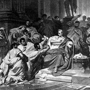 Julius Caesar - Julius Caesar (12 Temmuz, M.. 100 - 15 Mart, M.. 44), Romal general ve en bilinen Roma mparatorlarndand. lkesinde nce sevilen ama daha sonra bir tiran olarak anlan Caesar'a birok kesimden nefret nidalar ykselmekteydi. Sezar askerleri ynetmeyi biliyor, onlar da, kendi etin koullarn ve yorgunluklarn paylamaktan geri durmayan bu komutana deer veriyorlard. Ama Roma'daki hreti, senatoyu ve zellikle iktidar kendi bana yrtmek sevdasnda olan Pompeius'u kayglandrmaktayd. Bunu anlaynca Sezar meruluk dna kmaa karar verdi: askerleriyle Rubico Irma'n ap ehre yryerek i sava balatt. Pompeius Yunanistan'a kat, orada, 48 ylnda Pharsale'de yenilgiye urad, taraftarlar ise Afrika ve spanya'da darmadan edildiler, kltan geirildiler. 45 ylnda i sava sona erdi. Zaferi kazanan Sezar, artk mutlak hkmdar olarak lkeyi ynetebilecekti. Diktatr, mr boyunca konsl ve en yksek majistra seildi. Kurulularda derin bir reforma giriti. Bir yl iinde cumhuriyeti imparatorlua dntrd. Yerine geecek varisi olmadndan, yeeninin olu, mstakbel Augustus olacak Octavius'u evlt edindi. Ama dmanlar ona kar, himayesindeki Brutus ve Cassius ynetiminde bir suikast hazrladlar. Sonunda senatoda, Pompcius'un heykelinin dibinde vey olu Brutus tarafndan hanerlenerek ldrld.
