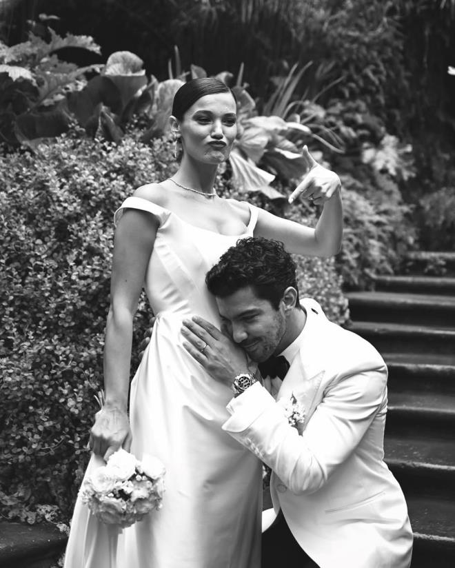 Aklarn gzlerden uzak yaamay tercih eden nl ift, 31 Mart'ta ilk kez anne baba oldu. kili, oullarna Fikret Hakan adn verdi.