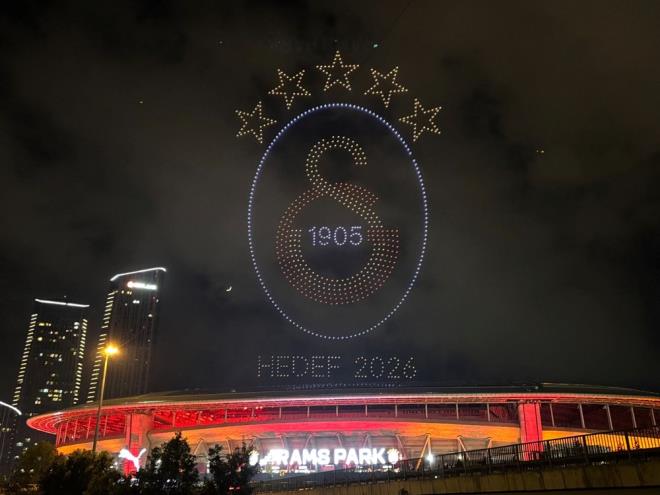 Trendyol Sper Lig?in 38. ve son haftasnda ampiyon Galatasaray, sahasndaki Baakehir karlamasyla sezonu tamamlad. Geen hafta yaplan ampiyonluk kutlamalar man ardndan stadyumda da devam etti. zellikle drone gsterileri kutlamalara damga vurdu.