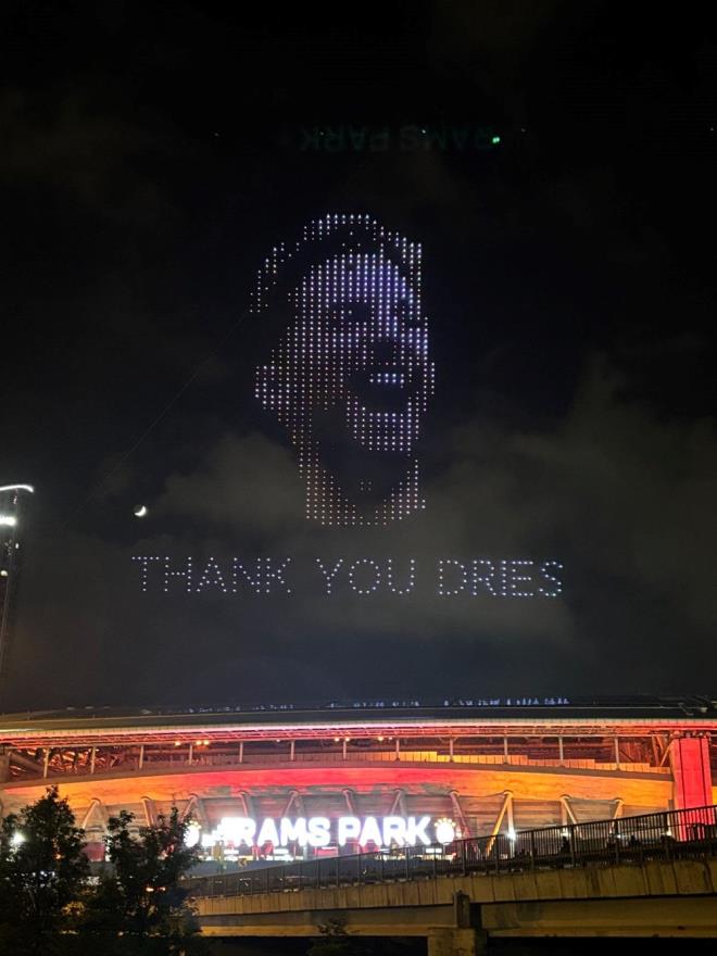 Dronlarla ampiyonlar Ligi logosu, Ali Sami Yen, 5 yldz ve onlarn alnd tarihler, Fernando Muslera, Dries Mertens, Victor Osimhen?in Antalyaspor mandaki rveatas ve maskesi, Okan Buruk, 25 yazl 5 yldzl logo ve 5 yldzl Galatasaray logosunun grselleri yapld.