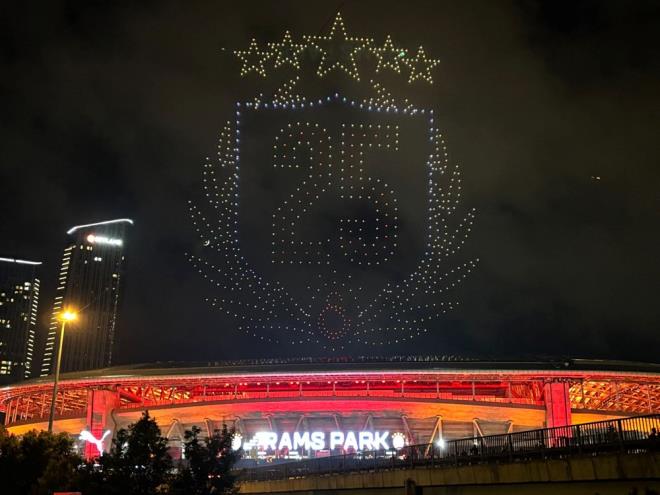 Dronlar fark noktalardan havalanarak, stadyuma ulat. lk yldz Galatasaray Lisesi'nden, ikinci yldz Galatasaray Adas'ndan, nc yldz Florya Metin Oktay Tesisleri'nden, drdnc yldz da Kemerburgaz Metin Oktay Tesisleri'nden kalkt ve ve stadyumdaki yldzla birleerek beinci yldz yapt.