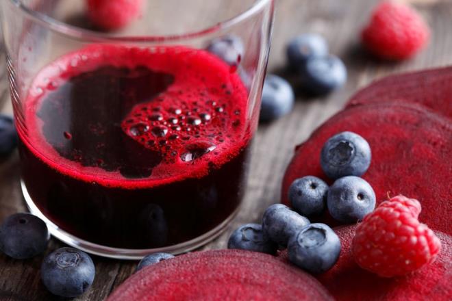 ZENGN BESN ER    Vitamin, mineral ve antioksidanlar asndan olduka zengin olan pancar suyu; baklk sistemini desteklerken metabolizmann daha verimli almasna da yardmc oluyor.    KLO VERMEYE YARDIMCI    Pancar, yalnzca kilo kaybna deil, ayn zamanda genel sala da katk salyor. Antioksidan zellikleri sayesinde oksidatif stresi azaltyor, DNA'y koruyor ve LDL kolesterol drebiliyor. Ayrca anti-inflamatuar etkileri sayesinde kronik iltihapla mcadelede de rol oynayabiliyor.