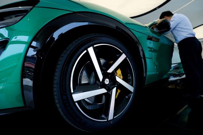 "NL MTERLER DAHA Y ANLIYORLAR"    Xiaomi'nin Pekin?deki ana showroom?unu ziyaret eden isimlerden 34 yandaki teknoloji alan Liu Jiaxing, aracn tarzn ve rengini beendiini, Xiaomi aralarnn firmann kendi cihazlar ve akll ev aletlerine balanabiliyor olmasn da sevdiini anlatt. Liu?ya gre, tm bunlar, Xiaomi?nin inli mterileri daha iyi anladn gsteriyor.