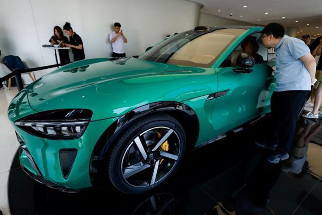 in merkezli akll telefon ve elektronik cihaz reticisi Xiaomi, dnyann en zengin insan Elon Musk?n Tesla?s ile de dnyann en byk otomotiv piyasasnda rekabet ediyor. irketin YU7 model arac, dn bakent Pekin?deki 13 showroomda grcye kt. Ara iin siparilerin temmuz aynda alnmaya balanaca bildirildi. irketin geen sene piyasaya sunulan SU7 sedan tipi spor arac, aralk ayndan bu yana aylk bazda Tesla?nn Model 3?nden daha fazla satyor.