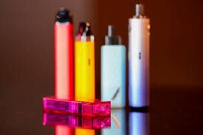 u anda 18-24 ya aralndaki her yedi kiiden biri daha nce hi sigara imemi olmasna ramen elektronik sigara kullanyor.    Ulusal Salk Hizmeti?ne (NHS) gre, elektronik sigara kullanm sigara imekten daha az zararl olsa da, uzun vadeli riskleri henz tam olarak bilinmiyor.