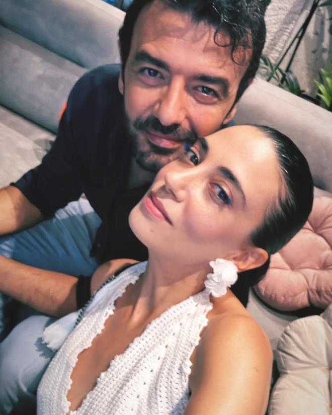 EYLE TANIMA HKAYESN ANLATMITI    Karako, programda eiyle tanma hikayesini u szlerle anlatmt:    ?Ankara?da alrken, ayn irkette ama farkl ilerde alyorduk. le yemeklerinde falan denk geliyorduk hep orada tantk. Ak olduk."