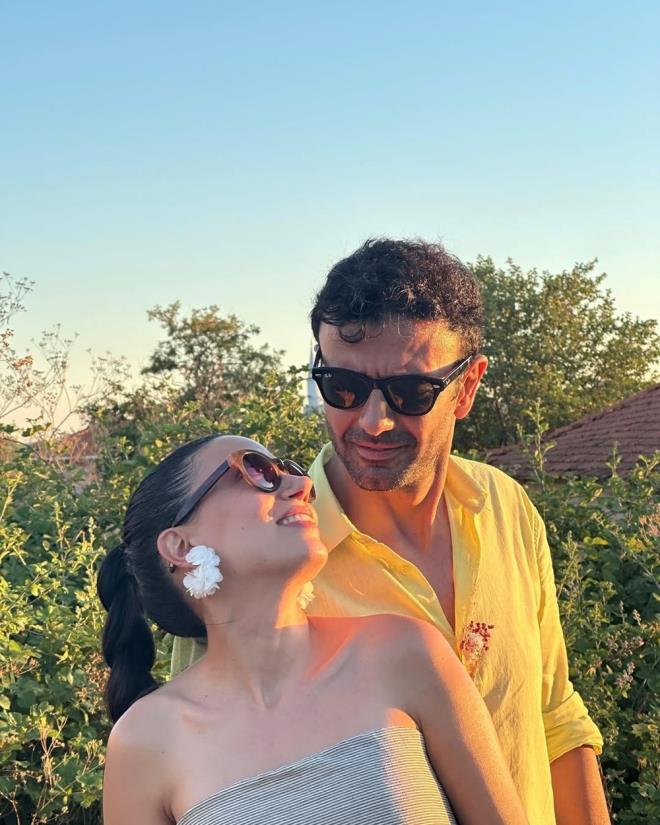 "5 AYDA EVLENDK"    nl oyuncu, szlerine "Osman 5 ay sonra bana evlenme teklif etti, hi aklmzda byle bir ey yoktu. Hemen kabul ettim, 5 ay sonra da evlendik. 2013 ylndan beri evliyiz? diye devam etmiti.