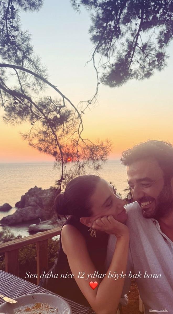 12'NC YILDA ROMANTK POZLAR    Eiyle birlikte ekilen bir fotorafn paylaan nl isim, "Sen daha nice 12 yllar byle bak bana" notunu dt.