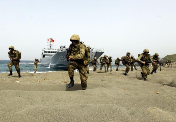 zmir'in Seferihisar ilesinde 10 maysta balayan "Efes 2013 Mterek Tatbikat" dosta gven, dmana korku verdi.