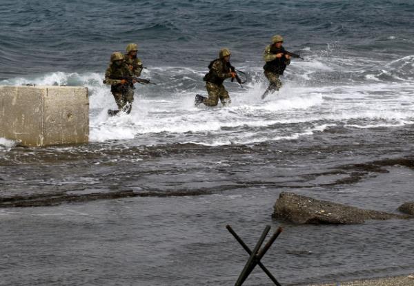 Karadan, havadan ve denizden 21 gndr gerekletirilen Efes 2013 Tatbikat, gereini aratmyor. Toplam 7 bin askeri personelin katld tatbikatta Anfibi Piyade Tugayna bal askerler tarafndan denizden karma da yapld. Ardndan Hava Kuvvetlerine bal zel kuvvetler paratle blgeye indi.
