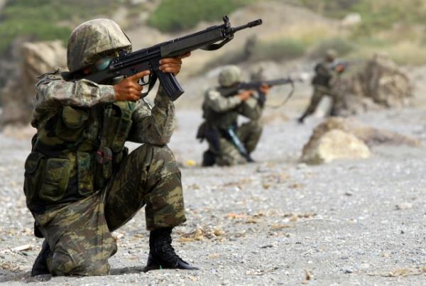 <P><B>HA'LAR DA KULLANILDI</B></P>  <P>nsansz hava aracnn da kullanld tatbikatta, Mehmetik dman mevzilerini planlanandan nce ele geirdi.</P>