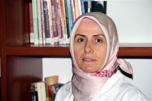 Buna gre 16/7/1982 tarihli ve 8/5105 sayl Bakanlar Kurulu Karar ile yrrle konulan Kamu Kurum ve Kurulularnda alan Personelin Klk ve Kyafetine Dair Ynetmeliin 5. maddesinin birinci fkrasnn (a) bendinin birinci paragrafnda yer alan Kadnlar;ibaresinden sonra gelen birinci cmle yrrlkten kaldrld ve ayn paragrafta yer alan ?Ancak baz hizmetler iin zel i kyafetleri varsa grev srasnda kurum amirinin izni ile bu kyafet kullanlr, eklindeki ikinci cmle (a) bendinden karlarak maddenin