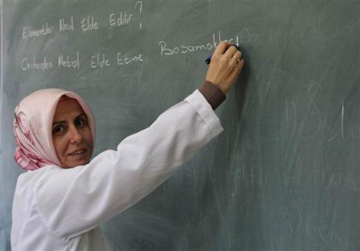 2/9/1925 tarihli ve 2413 sayl Bakanlar Kurulu Kararnn Bilumum Devlet Memurlarnn Kyafetleri Hakknda Kararnameye ilikin blmnn (2) numaral bendinin birinci cmlesi yrrlkten kaldrld.