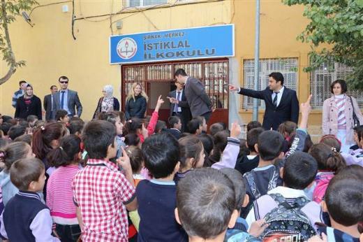 1933'ten beri okutulan 'Andmz' dn okunmad, kadn memurlardan isteyenler bartleri ile grev bandayd.