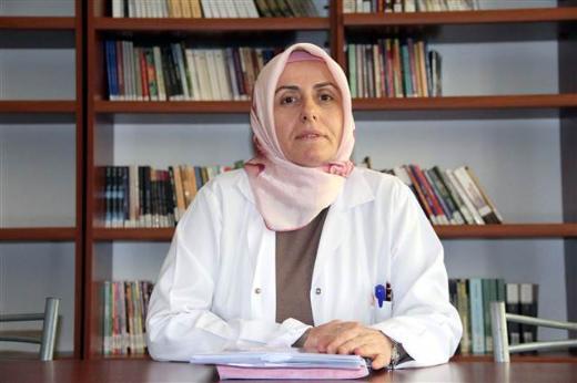 Ayn Ynetmeliin 6 nc maddesinin birinci fkrasnda yer alan Resmi elbise (niforma) giymek zorunda olanlar, ibaresi Emniyet Hizmetleri Snfna mensup olanlar, hkimler, savclar, Trk Silhl Kuvvetlerinde grev yapanlar, eklinde deitirildi.