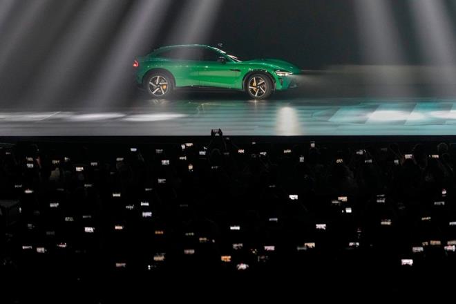 Elektrikli otomobil pazarnda rekabet byyor. Akll telefonlardan tandnan Xiaomi, YU7 adn verdii ilk elektrikli SUV modelini tantt.    in?de sata kmaya hazrlanan YU7, Tesla?nn Trkiye?de sata sunulan ve yenilenen Model Y serisiyle dorudan rekabet edecek gibi grnyor.