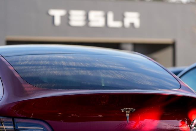 TASARIM VE DONANIM: TEKONLOJ DEVLERNN GVDE GSTERS     Xiaomi YU7, aerodinamik tasarmyla dikkat ekiyor. Ferrari Purosangue?yi andran uzun kaputu, kavisli tavan hatt ve LED eritli stoplar ile modern bir siluete sahip.  mekanda Nappa deri deme, yatay ekran paneli, byk dokunmatik multimedya sistemi ve Nvidia Thor ip destekli sr asistanlar ne kyor.    Tesla Model Y ise yenilenen tasarmyla daha dk hava srtnme katsays (0.22 Cd) sunarak verimlilii artryor. Yeni i tasarmnda ambiyans aydnlatma, n koltuk havalandrma ve 8 in arka ekran gibi donanmlar yer alyor. Ayrca ikinci nesil aktif grlt engelleme sistemiyle konfor seviyesi yukar tanm durumda.