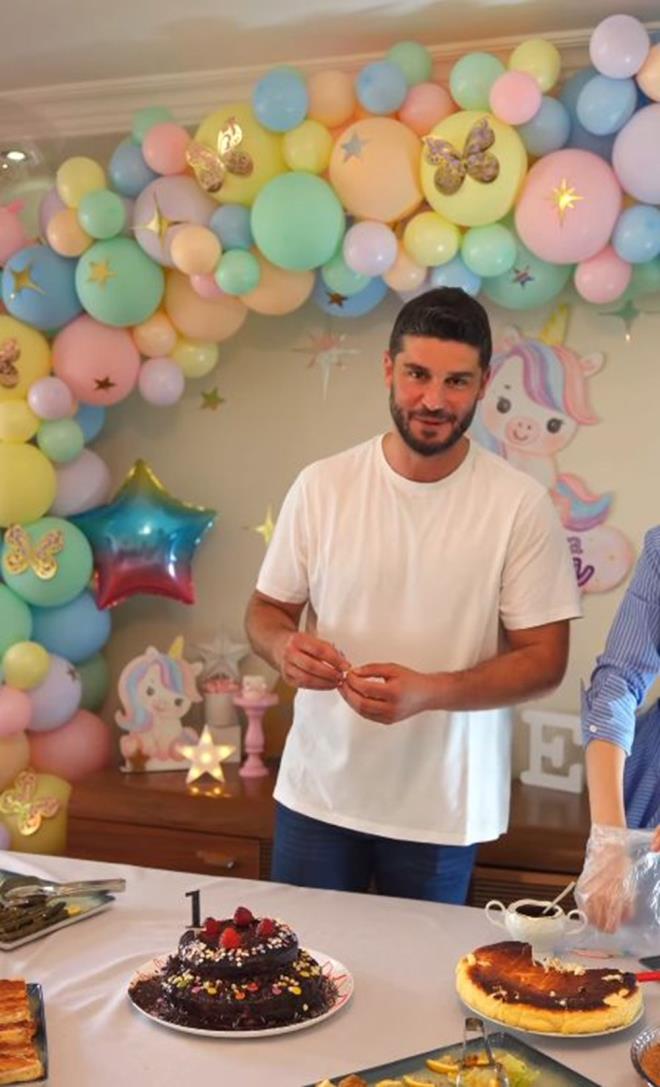 "BU BENM YAPTIIM ANLAMI BYK PASTA"    Berk Oktay ise kz iin elleriyle pasta yaptn "Bu benim yaptm birinci ya gnndeki eci bc grnen ama anlam byk olan pasta" ifadeleriyle aklad.