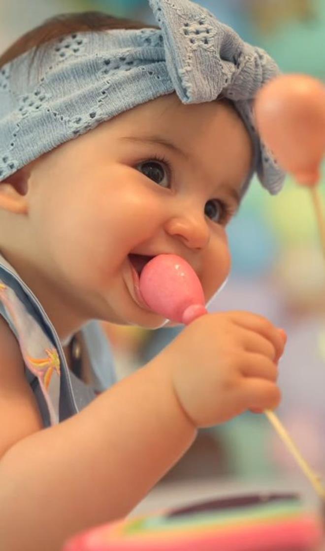 Oyuncu ift, mutluluklarn 2024 ylnda bebekle talandrd. Bir kzlar olan ikili, bebeklerine Mire Milena adn verdi.