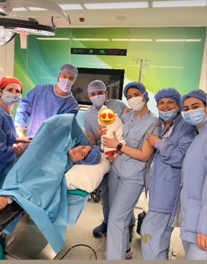 Kznn salk durumu hakknda aklama yapan Tayfur "Kan deeri maalesef biraz dk, youn bakm riski var ama eminim benim kzm onca eye ramen karnmda ok glyd imdi de yle gl olacak ve en ksa zamanda kucamza alacaz. Dualarnz eksik etmeyin." dedi.